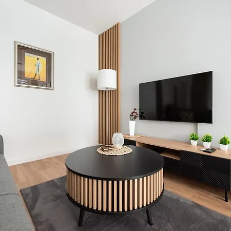 Ursus Chic By Bookinghost