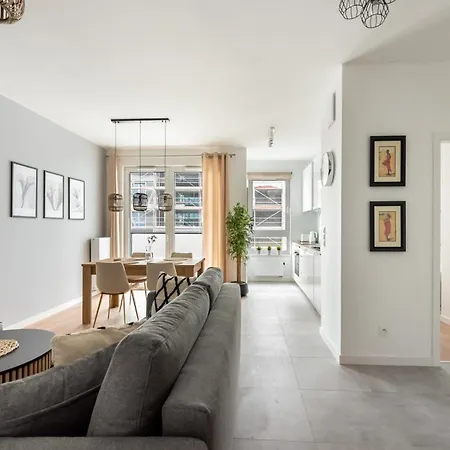 Ursus Chic By Bookinghost *