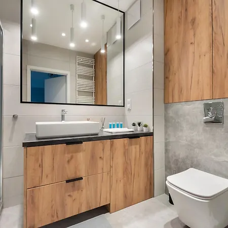 Ursus Chic By Bookinghost