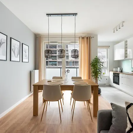 Ursus Chic By Bookinghost